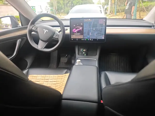 Tesla Model Y — Фото автомобиля 11