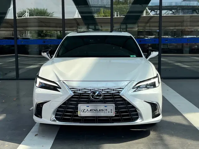 Lexus ES — Фото автомобиля 2
