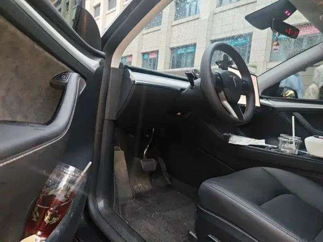 Tesla Model Y — Фото автомобиля 13
