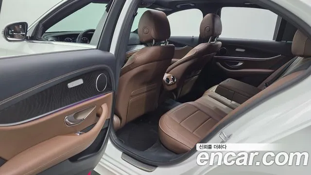 Mercedes-Benz E-Class — Фото автомобиля 11