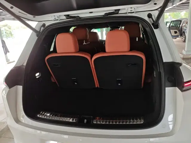 Li Auto L8 — Фото автомобиля 9