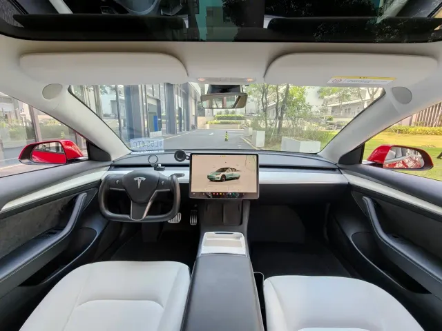 Tesla Model 3 — Фото автомобиля 5