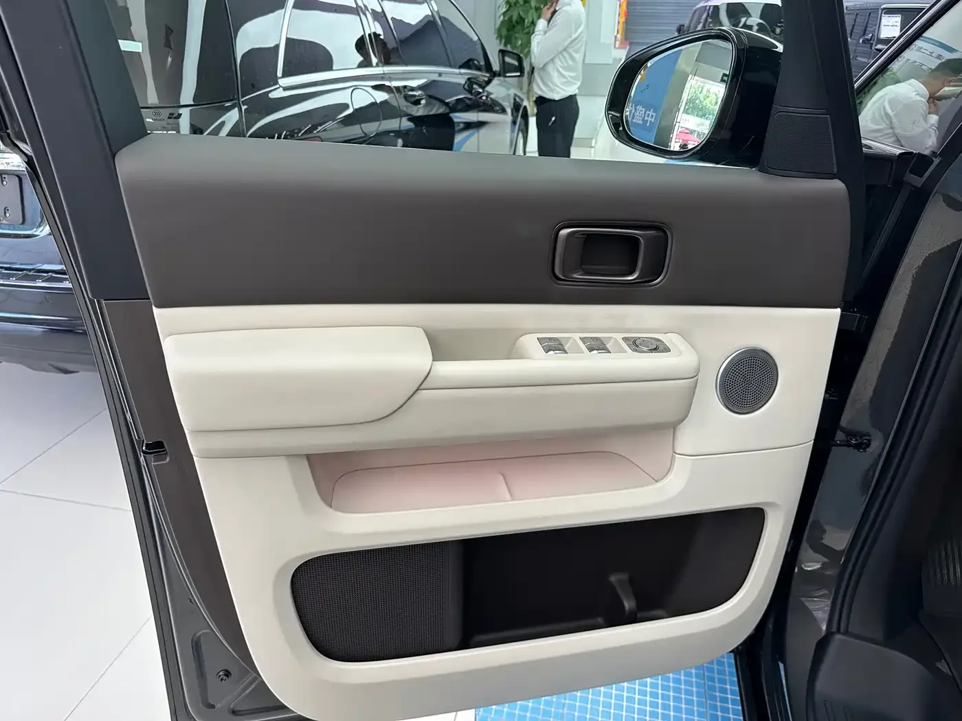 Li Auto Li Auto MEGA 2024 Ultra — Фото автомобиля 18