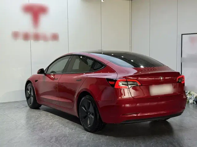 Tesla Model 3 — Фото автомобиля 4