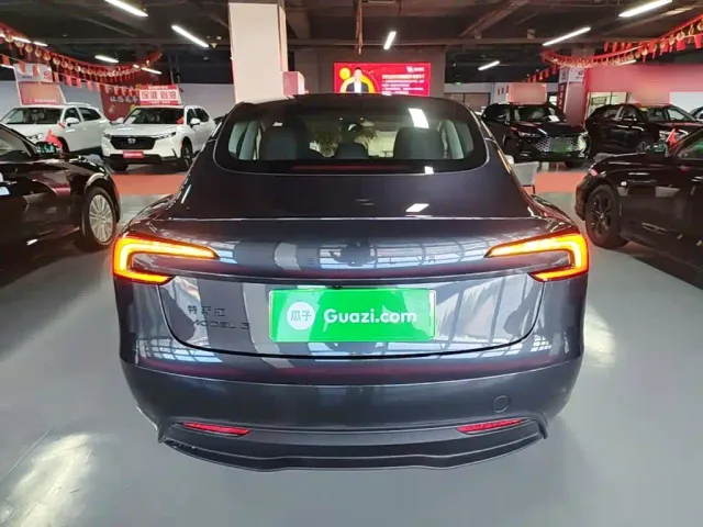 Tesla Model 3 — Фото автомобиля 5