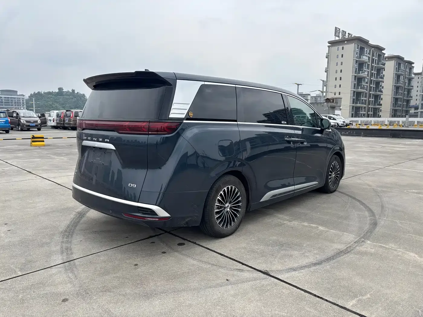Denza Denza D9 2022 DM-i 1040 Premium — Фото автомобиля 6