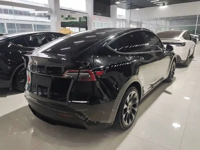 Tesla Model Y — Фото автомобиля 6
