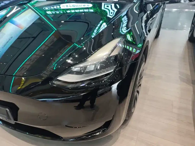 Tesla Model Y — Фото автомобиля 23