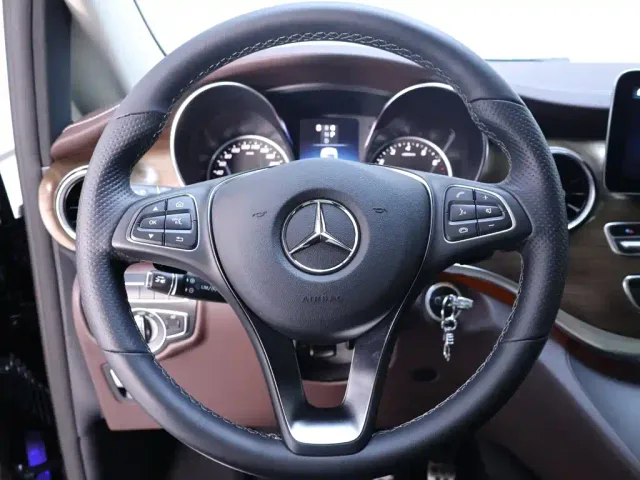 Mercedes-Benz V-Class — Фото автомобиля 16