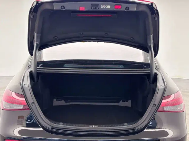 Mercedes-Benz E-Class — Фото автомобиля 9