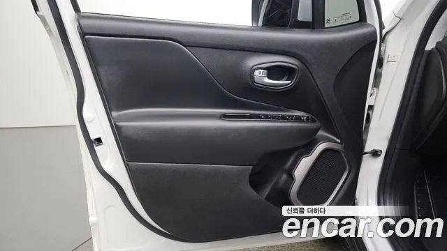 Jeep Renegade — Фото автомобиля 13
