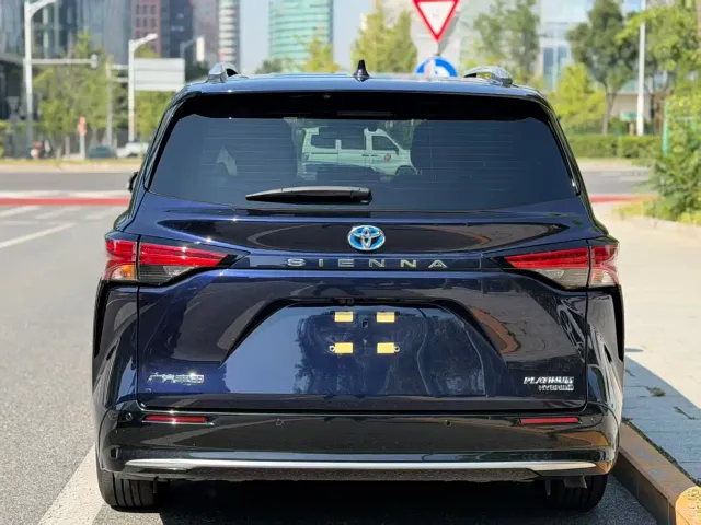 Toyota Sienna — Фото автомобиля 5