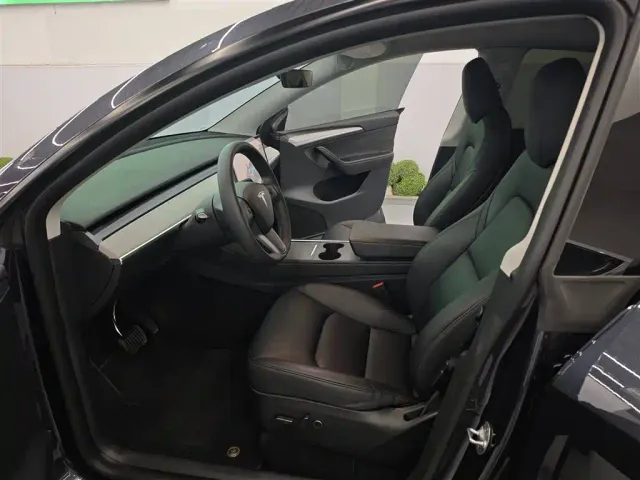 Tesla Model Y — Фото автомобиля 6