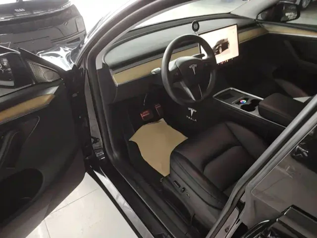 Tesla Model Y — Фото автомобиля 14