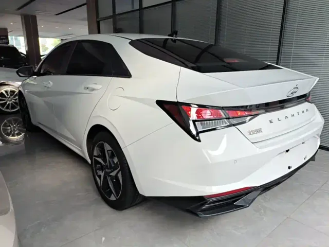 Hyundai Elantra — Фото автомобиля 4