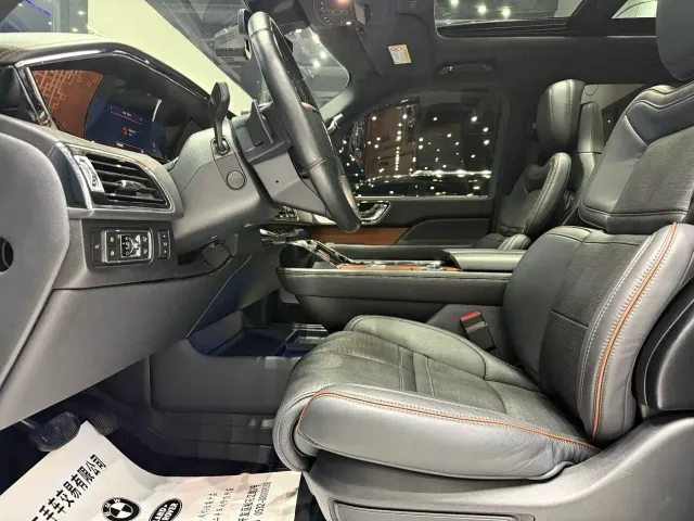 Lincoln Navigator — Фото автомобиля 10