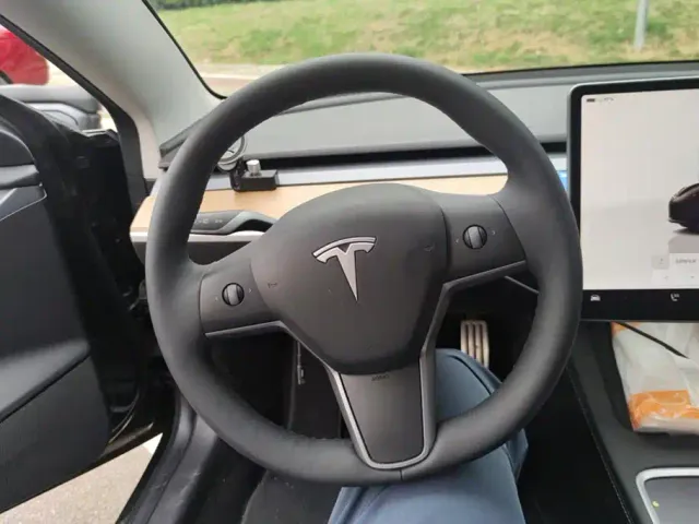 Tesla Model 3 — Фото автомобиля 15