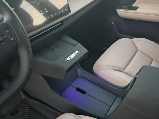 Volvo XC70 Plug-in Hybrid — Фото автомобиля 24