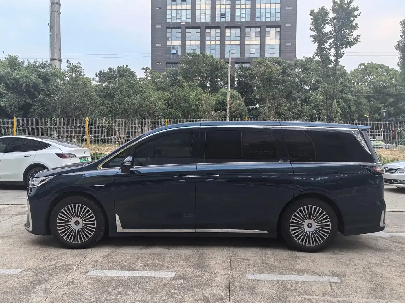 Voyah Auto Voyah Dreamer 2025 Model PHEV 4WD Premium QianKun Edition — Фото автомобиля 11