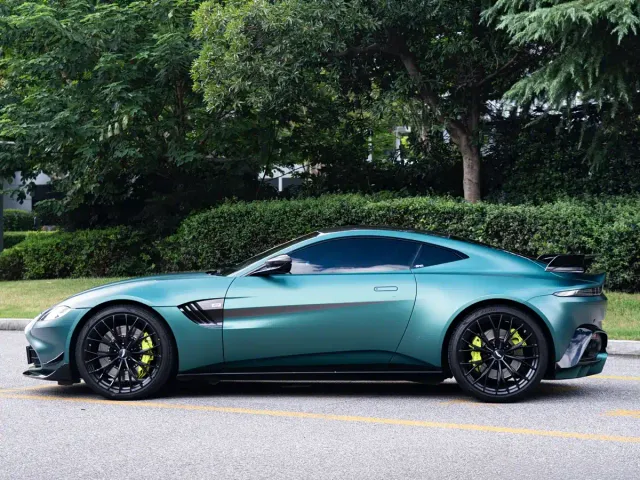 Aston Martin V8 Vantage — Фото автомобиля 5