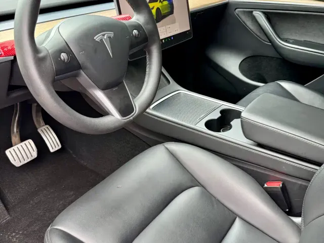 Tesla Model Y — Фото автомобиля 12