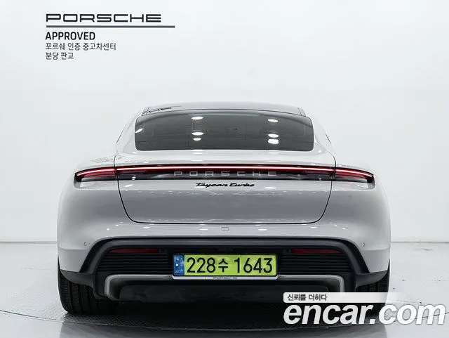 Porsche Taycan — Фото автомобиля 4
