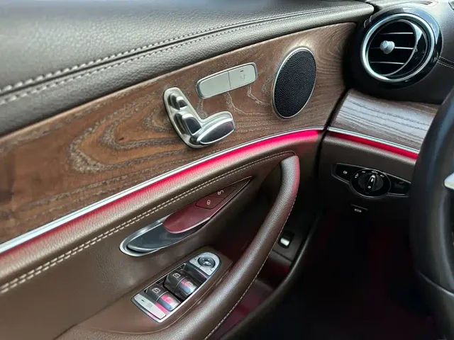 Mercedes-Benz E-Class — Фото автомобиля 20