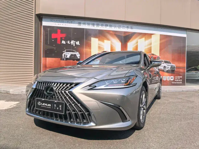 Фотография автомобиля — Lexus ES