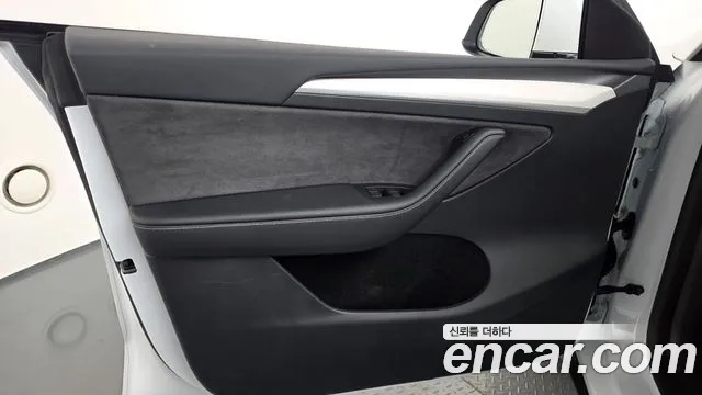 Tesla Model Y — Фото автомобиля 24