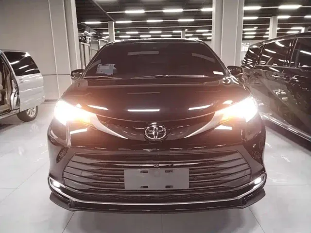 Toyota Sienna — Фото автомобиля 2