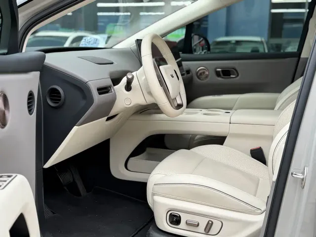 Li Auto i8 — Фото автомобиля 6