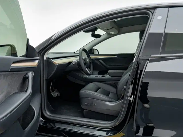 Tesla Model Y — Фото автомобиля 26