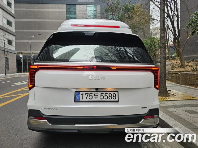 Kia Carnival Generation 4 — Фото автомобиля 4
