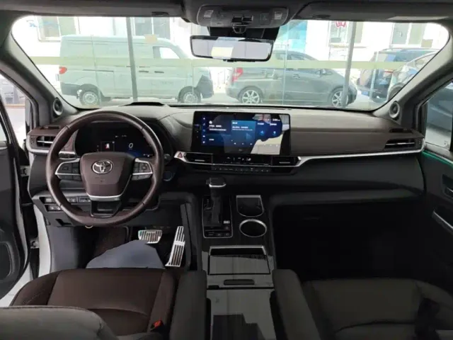 Toyota Sienna — Фото автомобиля 9