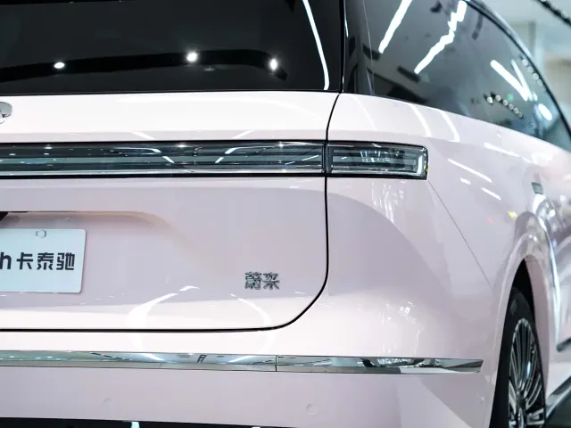 Nio ES8 — Фото автомобиля 11
