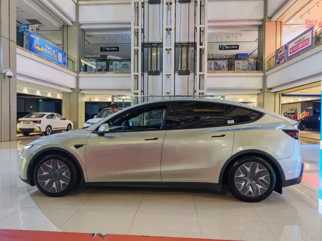 Tesla Model Y L — Фото автомобиля 7