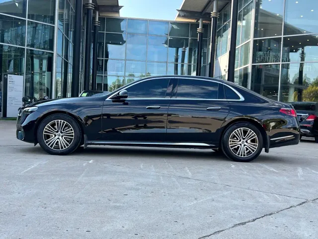 Mercedes-Benz E-Class — Фото автомобиля 3