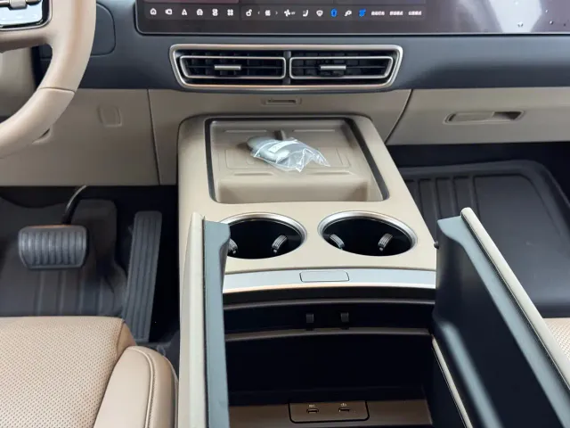 Li Auto MEGA — Фото автомобиля 22