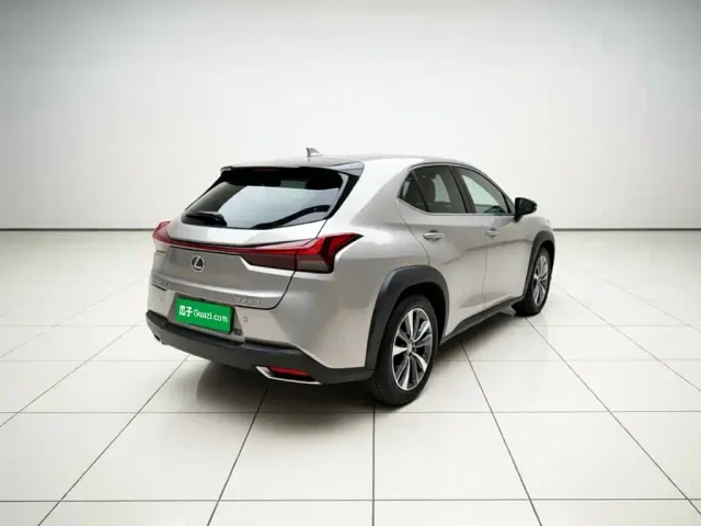 Lexus UX — Фото автомобиля 3