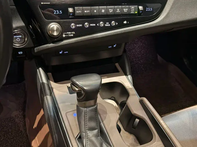 Lexus ES — Фото автомобиля 11
