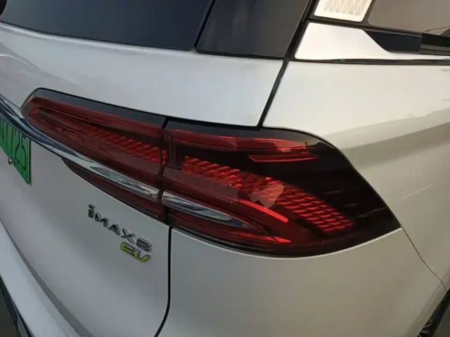 Roewe iMAX8 — Фото автомобиля 7