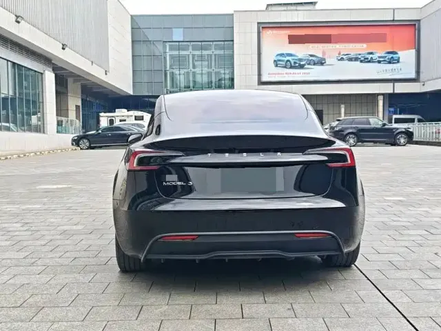 Tesla Model 3 — Фото автомобиля 11