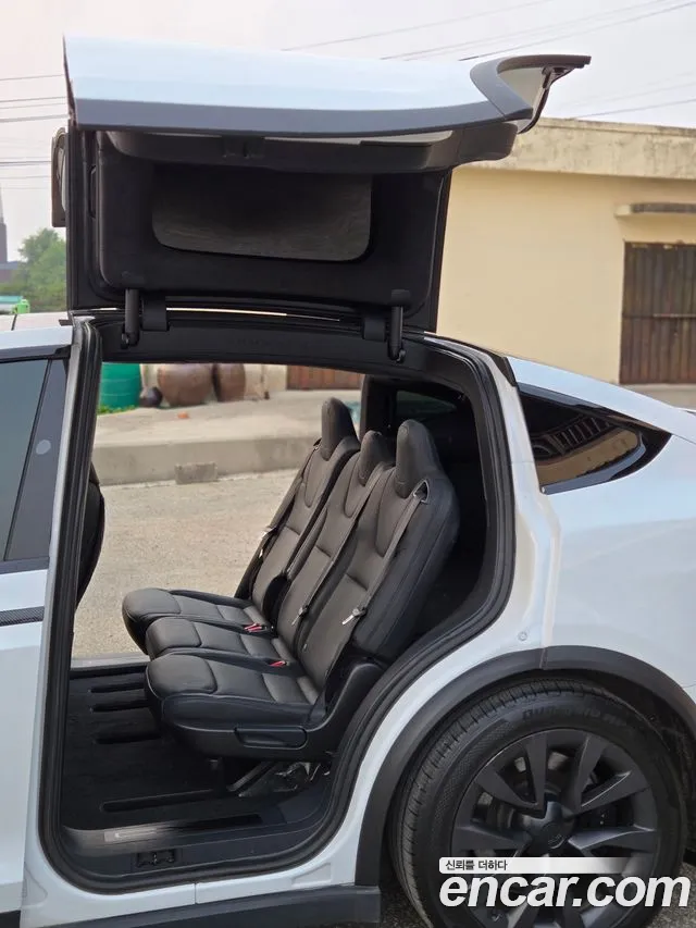 Tesla Model X — Фото автомобиля 9