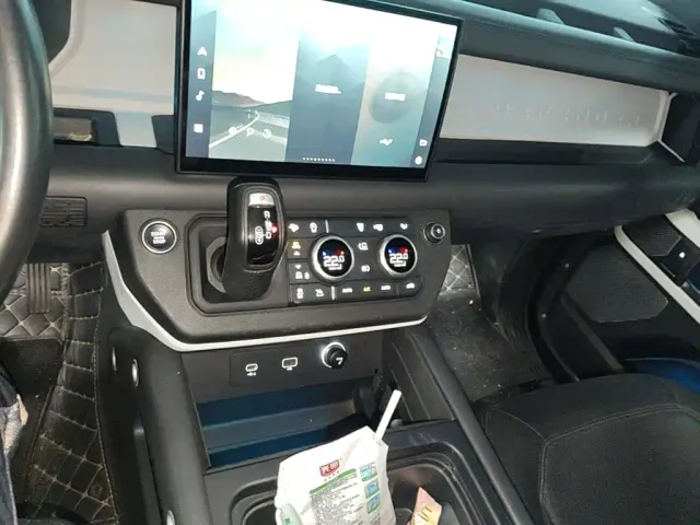 Land Rover Defender — Фото автомобиля 13