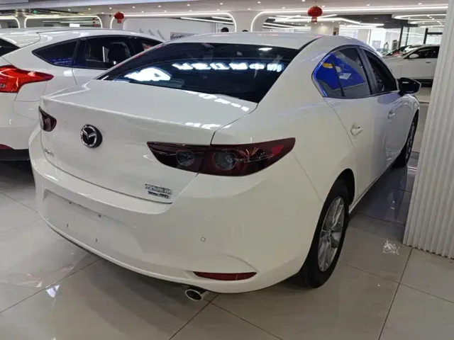 Mazda Axela — Фото автомобиля 3