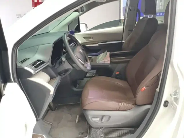 Toyota Sienna — Фото автомобиля 14