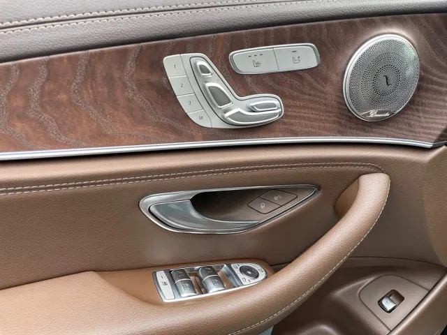 Mercedes-Benz E-Class — Фото автомобиля 4