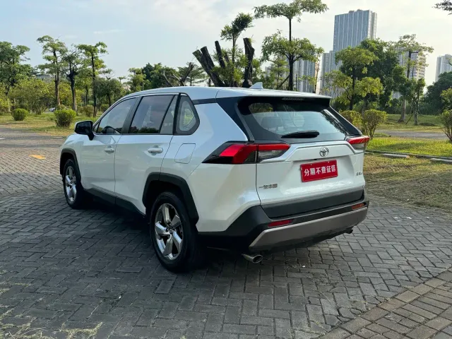 Toyota RAV4 — Фото автомобиля 4