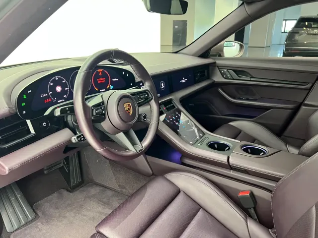 Porsche Taycan — Фото автомобиля 12