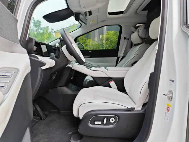 Xpeng X9 — Фото автомобиля 4